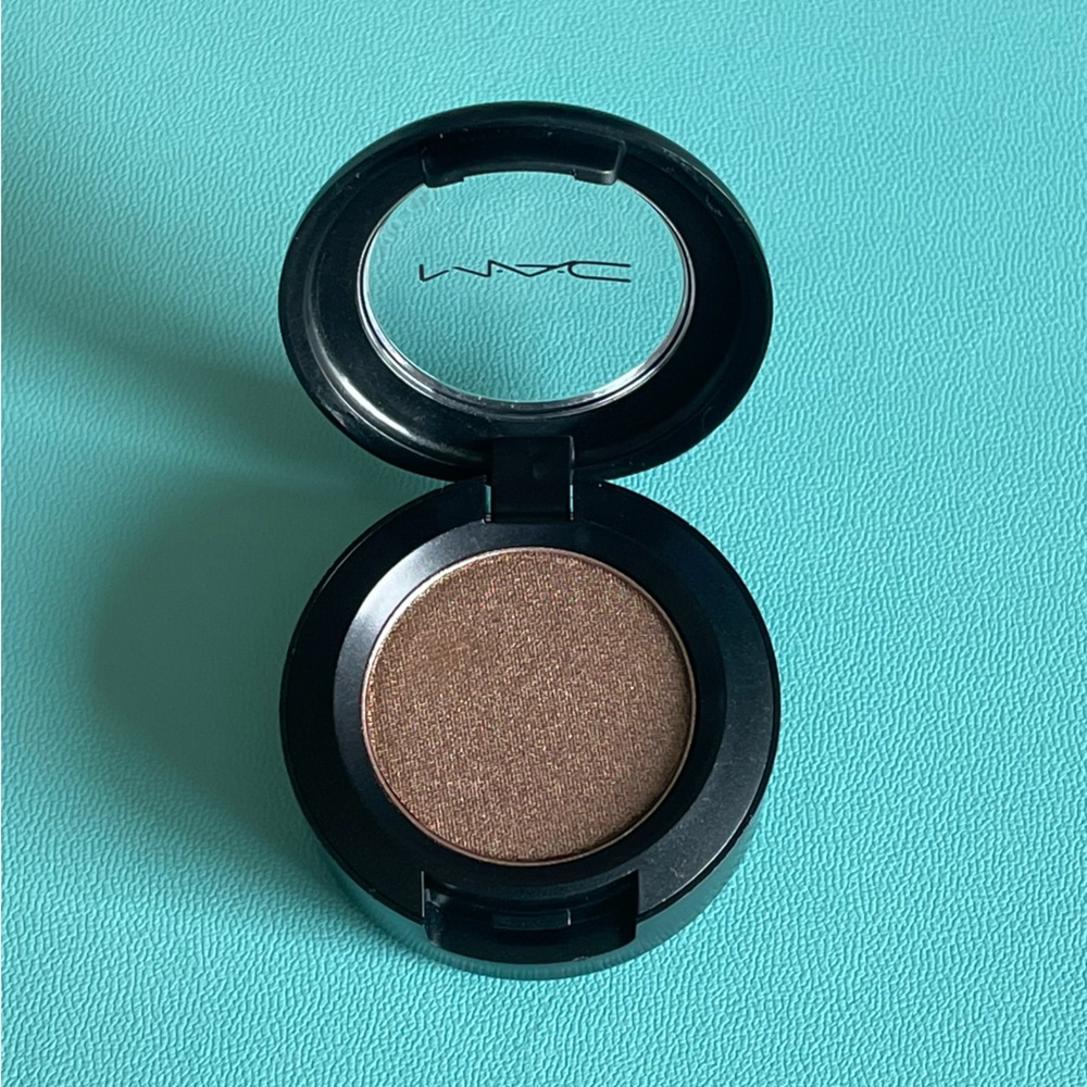 MAC Veluxe Pearl Eyeshadow in Woodwinked